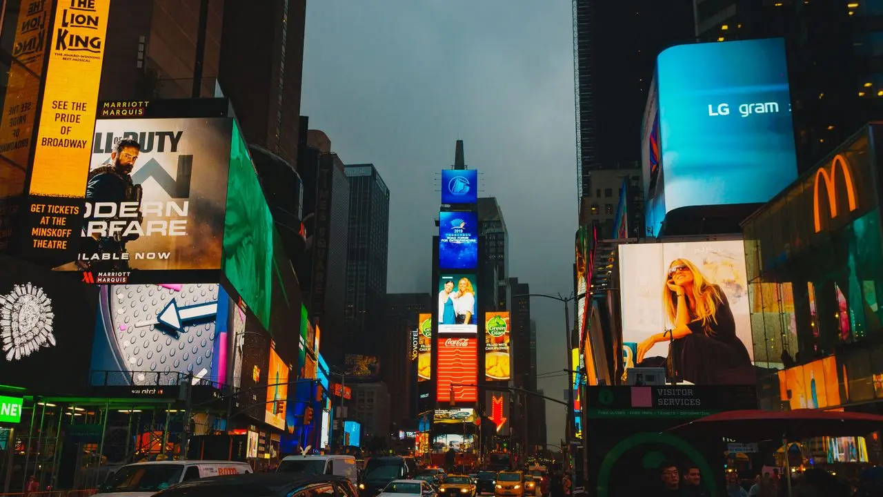 Pantallas LED de gran formato iluminando una avenida de la ciudad